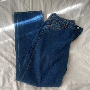 Blåa monki jeans storlek 28. Passar som M 