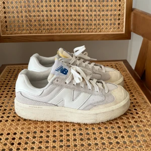 New Balance CT302 - New Balance CT302 i storlek 38. I bra skick förutom att sulan är något smutsig, men det fixar jag självklart innan de skickas! Nypris runt 1499kr.