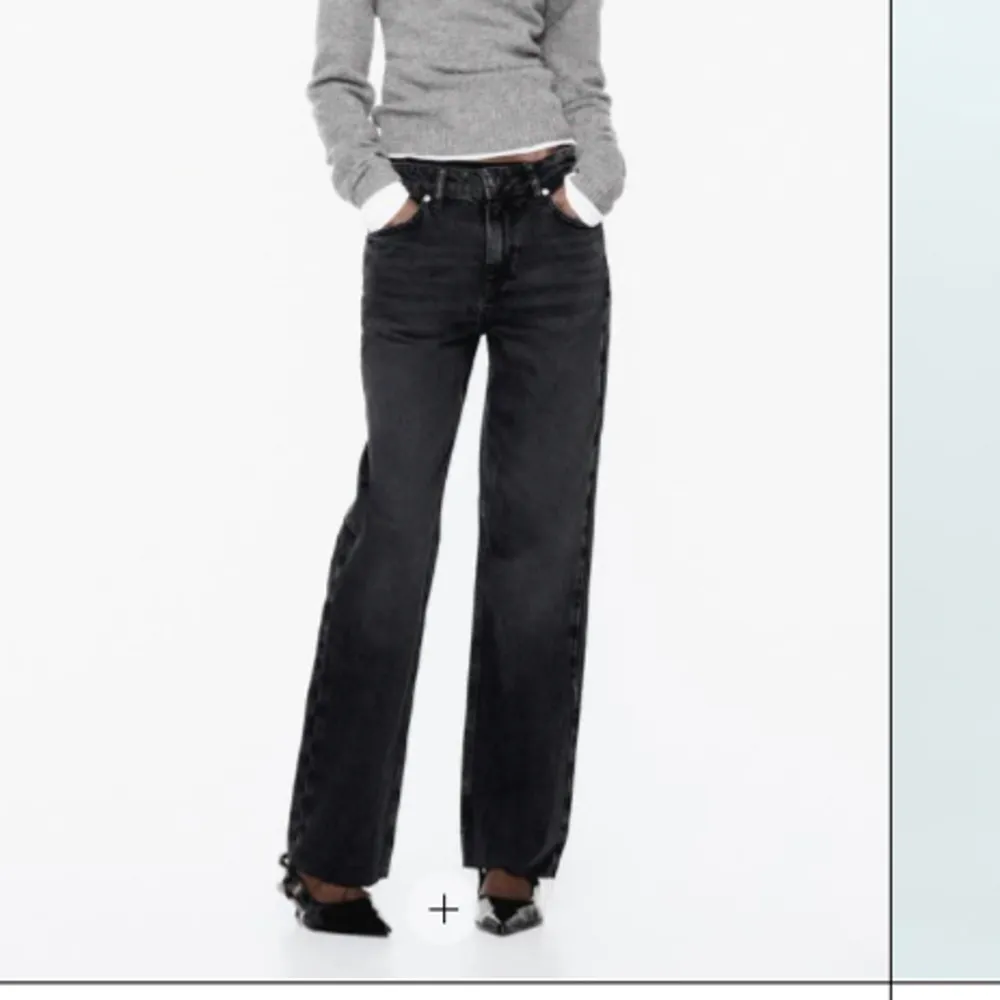 Svarta jeans från Zara. Raka i modellen och midwaist. Nyskick . Jeans & Byxor.