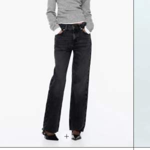 Svarta jeans från Zara. Raka i modellen och midwaist. Nyskick 