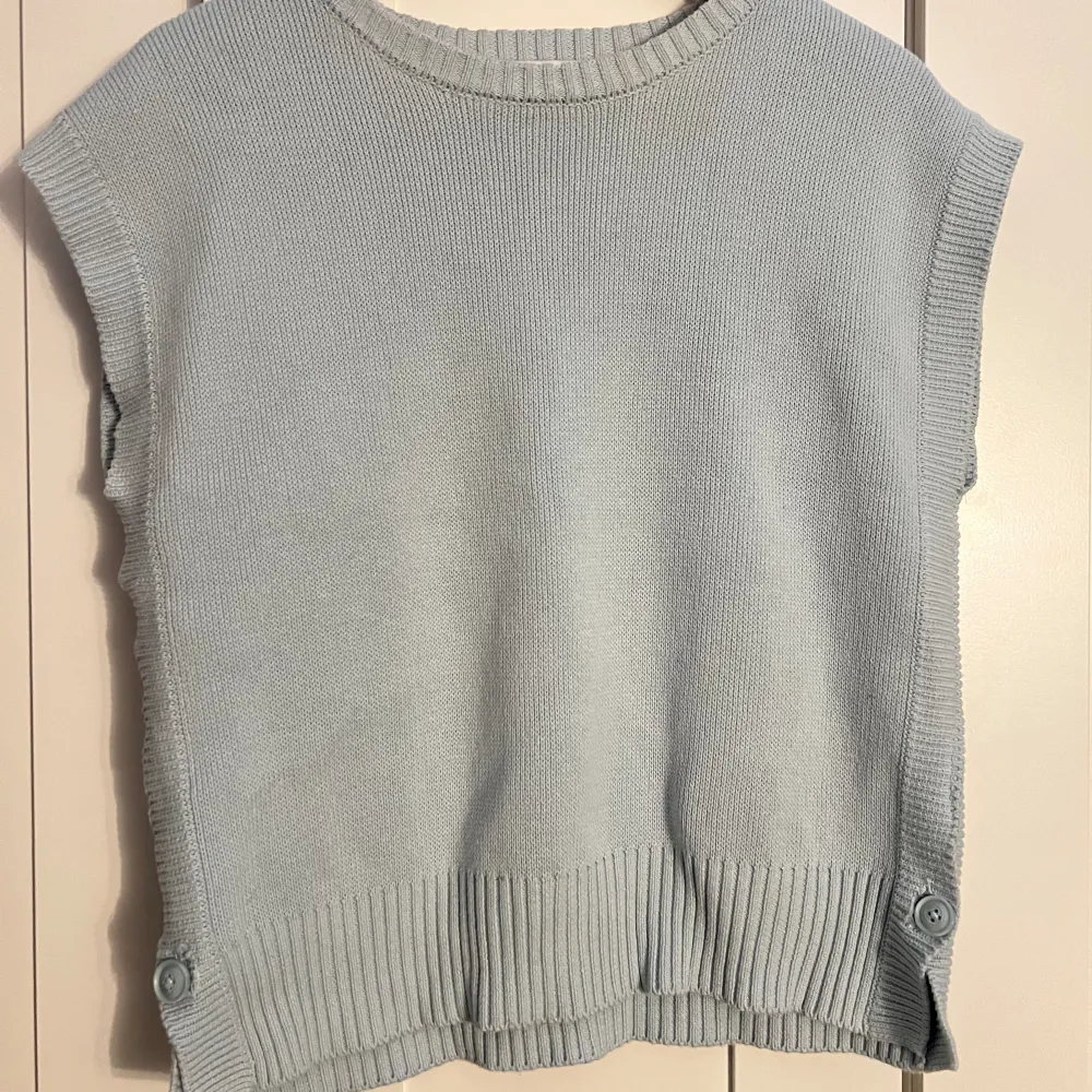 Säljer denna kortärmade stickade tröjan  från Zara i storleken L för 120 kroner. Den passar även för de med storleken s/m. Endast använd en gång 💗. Stickat.