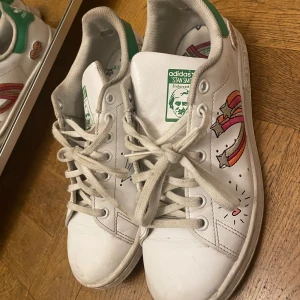 Limiter edition stan smith - Köptes förra sommaren på adidas butiken. Jätte gott skick och as gulliga perfekta till sommaren