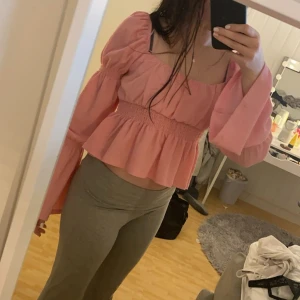 Rosa Topp - Säljer denna rosa topp från Gina Tricot då den inte kommer till användning. Använd enstaka gånger