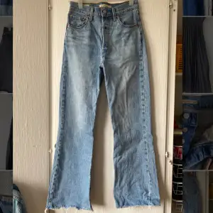 Levis jeans i modellen ”ribcage crop flare” i storlek 25. Knappt använda.