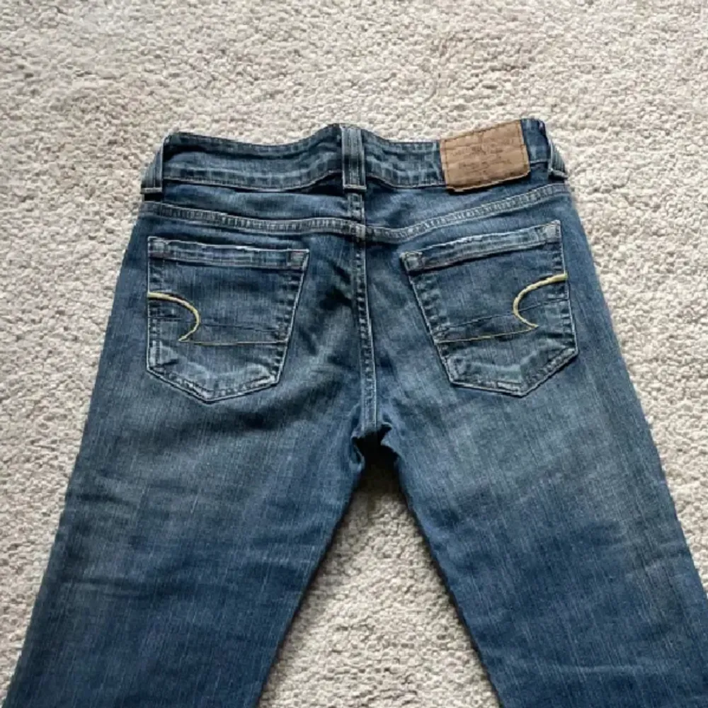 Jätte snygga vintage bootcut jeans från American eagle! Storlek 0 long! Så passa någon som har storleken 25-27 och är 165+ ❤️Jätte fint skick! (Inte lånade bilder). Jeans & Byxor.