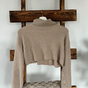 Skickad croptop från SHEIN  - Stickad tröja Det sticks inte Lite kortar, använd 1 gång Storlek s