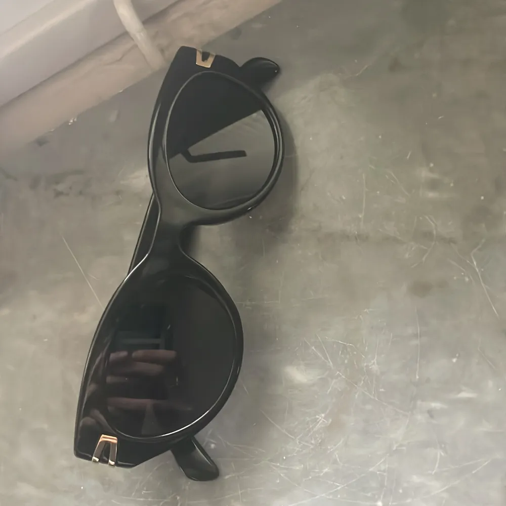 Svart H&M solglasögon med guld detaljer på ❤️NY PRIS : 195 ❤️använd 1 gång och säljer den eftersom den inte passar mig❤️kontakta mig vid funderingar ❤️ kontakta mig vid intresse ❤️ KAN DISKUTERA PRIS❤️. Övrigt.