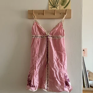 Kort klänning eller topp! - Söt kort klänning men man kan även ha den som längre topp. 