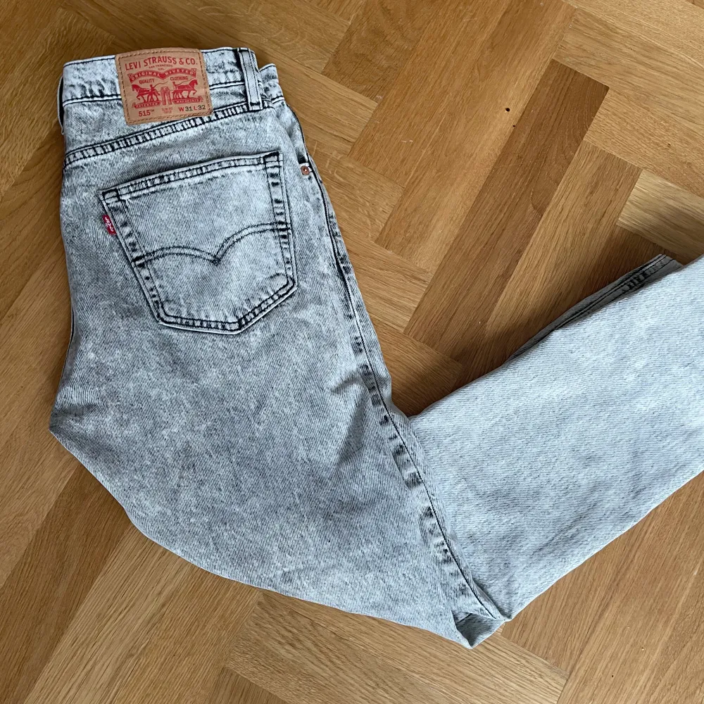 Säljer mina gråa Levi’s i nästan nyskick, inga skador. Pris kan diskuteras. Jeans & Byxor.