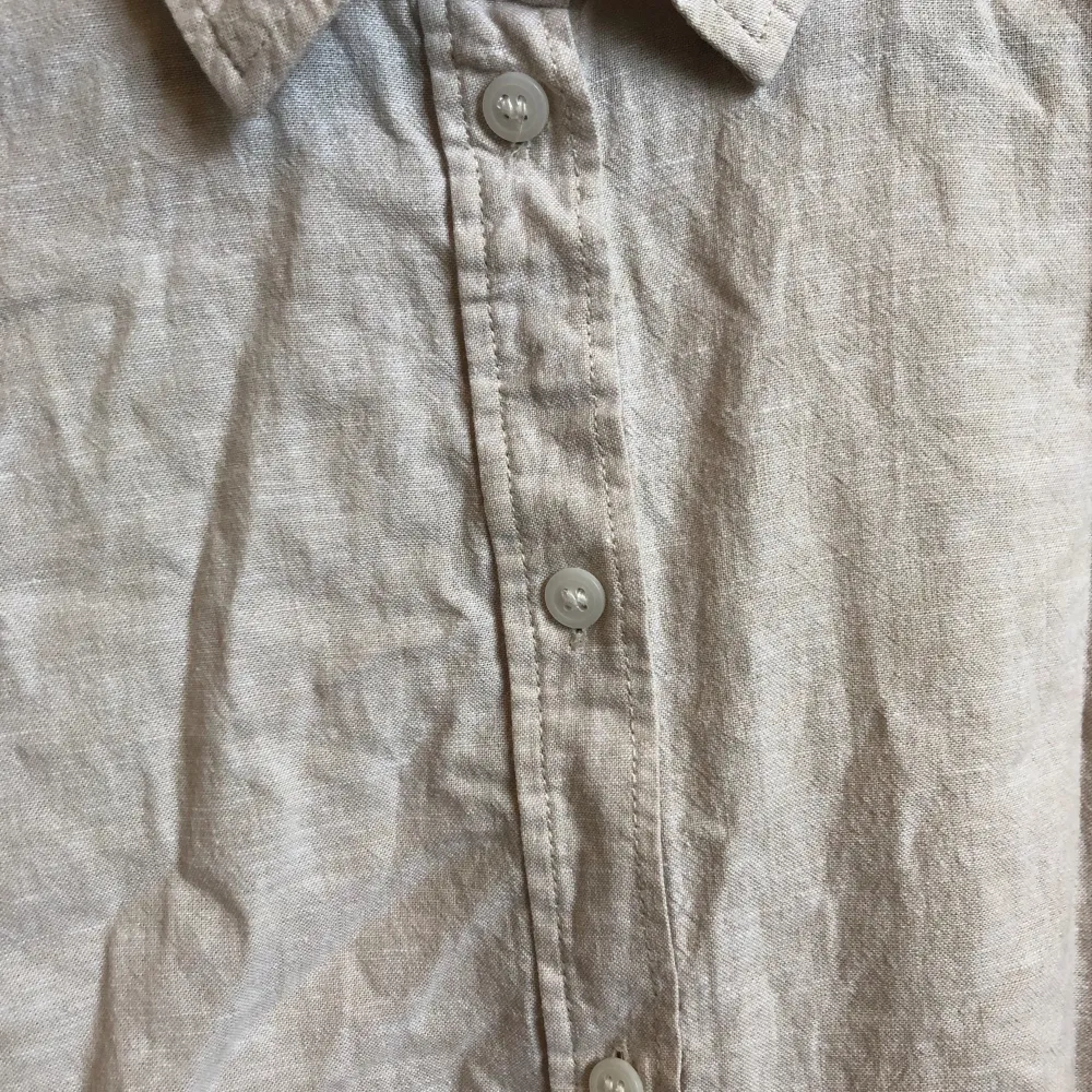 Ljusbrun linneskjorta. Storlek S i herrstorlek, så är oversized för mig i damstorlek S. Knappt använd och är i gott skick! Perfekt skjorta till varmare dagar! Säljer alla mina varor billigt, allt för under 150kr!!!. Skjortor.