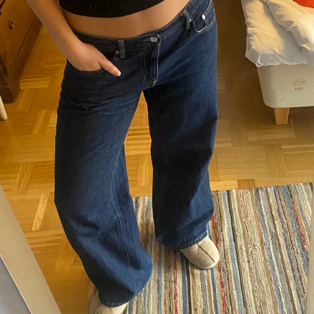 Low Wide Jeans från Gina Tricot i mörk tvätt, knappt använda. Nypris 499kr. Är i storlek 40. Kan mötas upp i Stockholm, annars står köpare för frakt. . Jeans & Byxor.