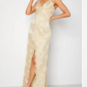 Balklänning  - Jättefin balklänning från bubbleroom! Helt oanvänd med prislappen kvar! Originalpris: 1400kr!💘Är beige/guldig