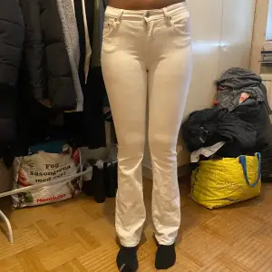 Hejsan jag säljer mina vita lowrise bootcut jeans. Köparen står för frakten. Stilen är janice. Fit =slim i waisten är den 27 och längden är den 34