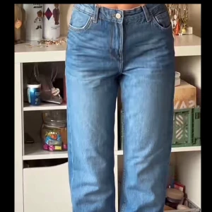 Straight leg jeans  - Ett par mörk blåa jeans från bershka. De är midwaisted och är i väldigt bra skick. Ny pris: 399kr 