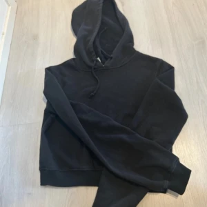 Hoodie - Kortare modell från nly trend. Storlek xs, fint skick! Inget att anmärka 