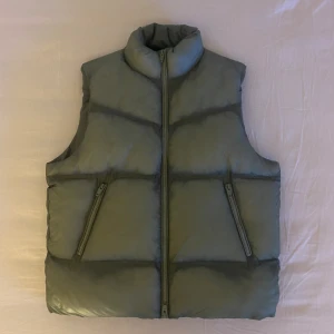 Väst - Snygg grön ”washed” Zara väst. Västen är stolek M och bara använd runt 10 gånger. Inga slitningar eller defekter. Skriv vid eventuell fråga