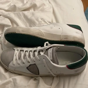 Philippe modell  - Hej, säljer nu dessa riktigt feta Philippe modell skor, skicket är 9/10, nypris runt 3700 mitt pris 2399, storlek 45, hör av er vid frågor eller funderingar, mvh Carl 