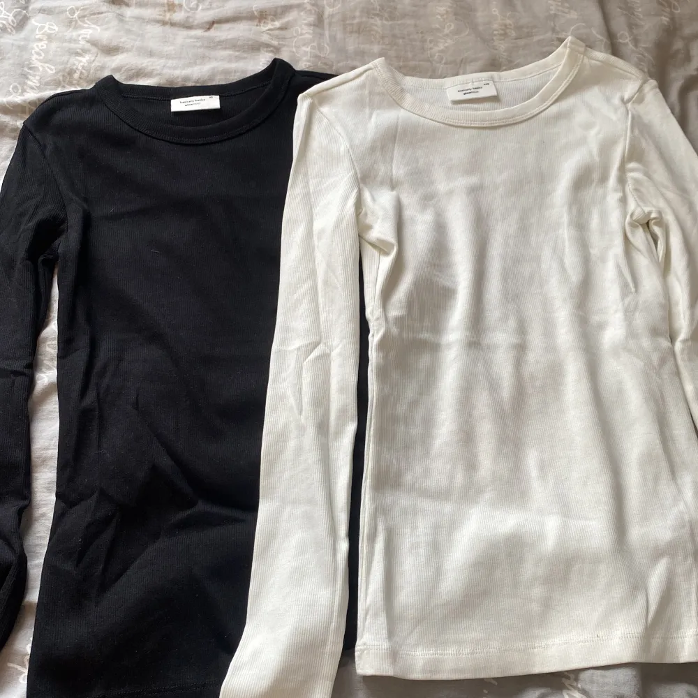 Två likadana tröjor från Gina, den svarta är xs och den vita är xxs, båda är endast testade, köpte i vintras men har aldrig använt, 180kr för båda eller 100kr styck, skriv för frågor eller fler bilder. Tröjor & Koftor.
