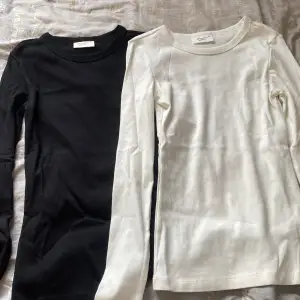 Två likadana tröjor från Gina, den svarta är xs och den vita är xxs, båda är endast testade, köpte i vintras men har aldrig använt, 180kr för båda eller 100kr styck, skriv för frågor eller fler bilder