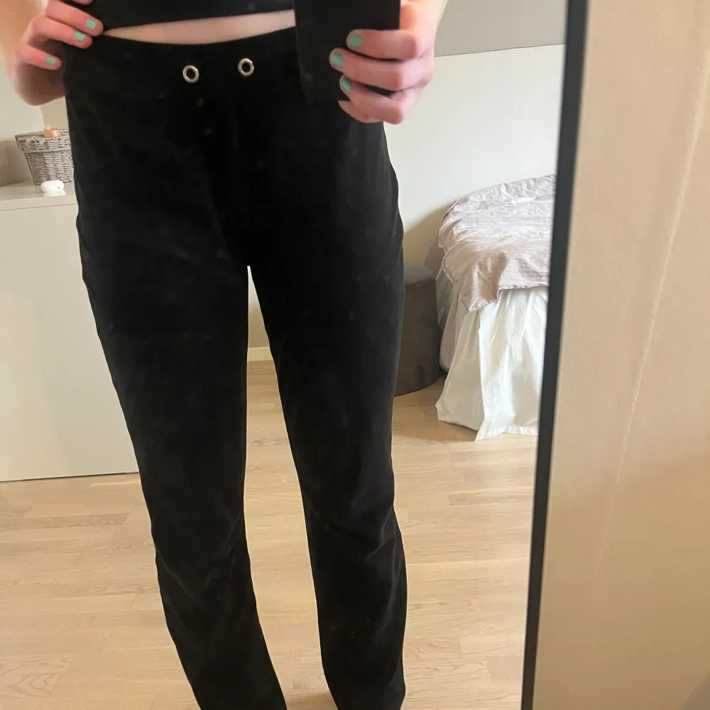 Svarta mjukisbyxor från Ginatricot. Super sköna och mjukt material!. Jeans & Byxor.