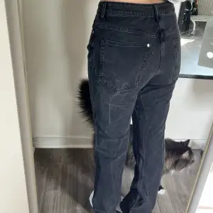 grå/svart ”vintage straight” jeans ifrån hm, knappt använda. strl 38, 90kr plus frakt (smutsig spegel!)