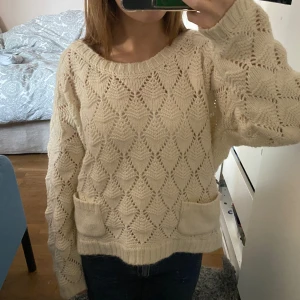 Vit stickad tröja  - Jättefin stickad tröja med små fickor på magen. Superfin nu i vår o i sommar på sommarkvällar💗💗 Den är markerad s men den sitter lite löst så funkar säkert för m och xs oxå💗💗