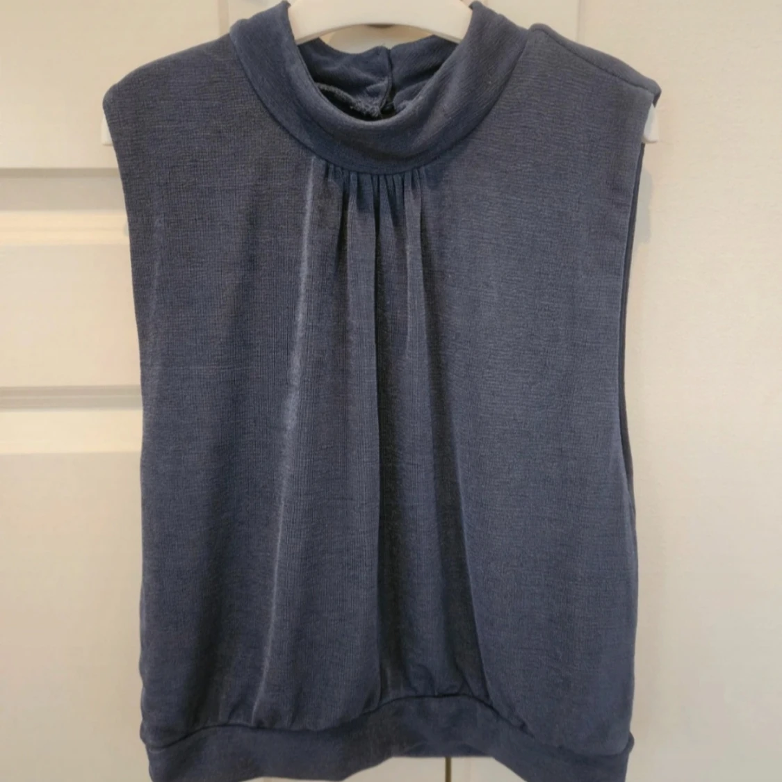 Kortärmad blus med öppen rygg 