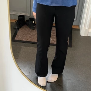 Svarta kostymbyxor från Bikbok  - Svarta kostymbyxor i storlek 34. En fläck långt ner i fram på ena benet som syns på sista bilden men annars fint skick. Fri frakt! Lite små på mig som brukar ha 36. Använd gärna köp nu!