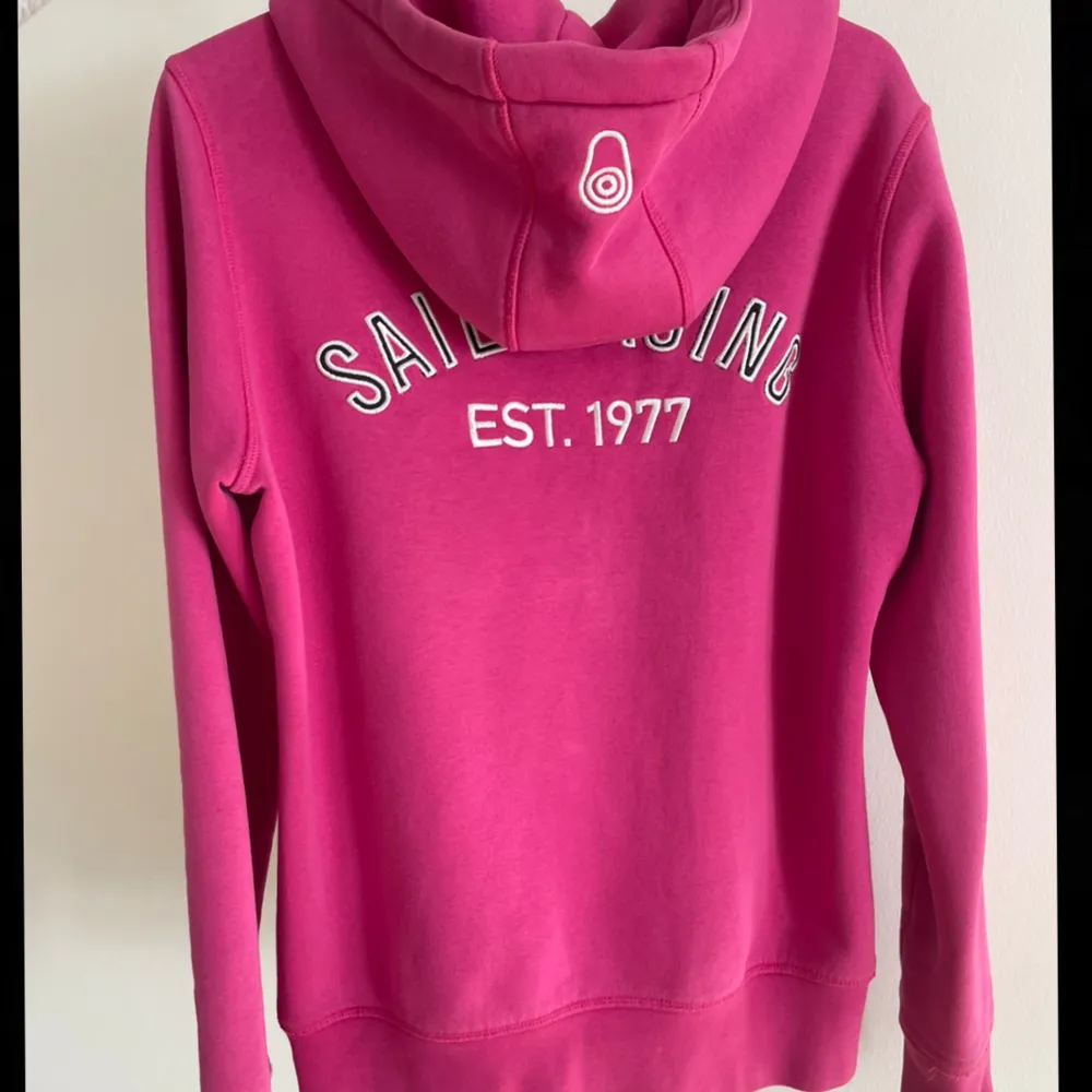 Rosa hoodie från Sail Racing. Bra skick då den inte är använd så mycket. Storlek Medium. . Hoodies.