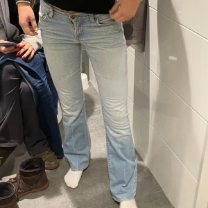 Ljus blåa jeans  - Säljer dessa ljusblåa lågmidjade jeansen! Storlek 26/34 som motsvarar S  Bra skick! De kostar nya ca 1000 kr 