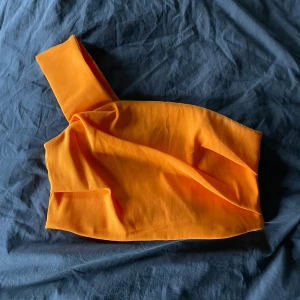 Festtopp - Orange festtopp som använts en gång, nyskick perfekt för sommaren💗✨