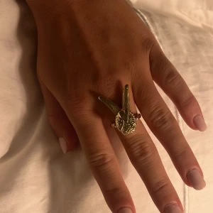 Ioaku  - Säljer mina fina ioaku smycken som jag fick mitt påskägg därifrån 💗  Helt oanvända!  Nypris för ringen är 599