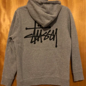 Stussy hoodie  - Inga fel  Knappt använd Herr storlek S