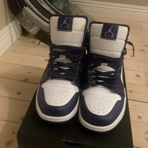 Jordans 1 mid  - Jordans 1 mid J Purple-sky, ny pris 1599 kr. Säljer de för 1250 kan prutas ner vid snabbaffär. Har använt de en gång testat men de var förstora.
