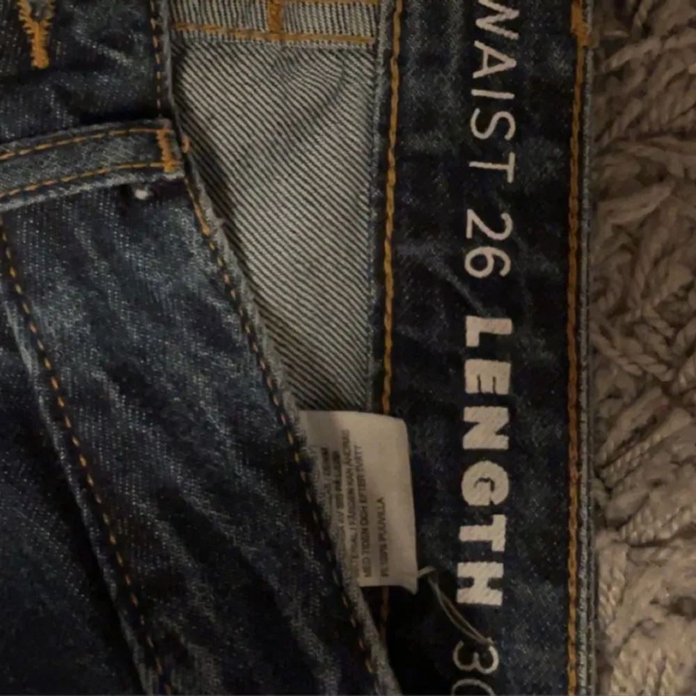 Mörkblå low waist jeans ifrån bikbok, storlek: waist 26 & length 30💕. Jeans & Byxor.