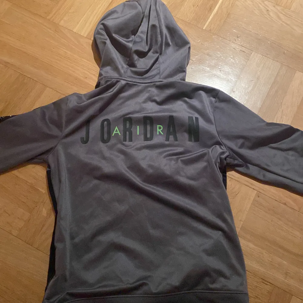 Säljer denna Jordan hoodie för att den är för liten. Ganska använd men mycket bra skick. Inga fläckar/hål.. Hoodies.