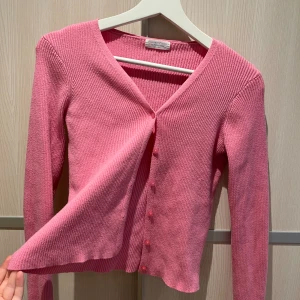 Stickad kofta  - Hej! Jag säljer denna söta fina koftan som är köpt på primark. Inte koll på priset tyvärr men jag säljer den för 89 kr💗 storlek 14-15 år. Passar mig som har S