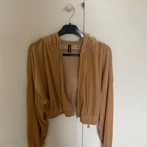 Kofta - Beige/brun kofta i sammetsliknande tyg. Använd ett par gånger så den är i bra skick! Skriv om du har frågor eller vill ha fler bilder, priset går att diskutera💕