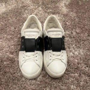 Valentino open - Säljer dessa fina skorna, för de var för små. Köpt här på Plick, kort, dustbag och box medföljer. Men boxen är väldigt sliten. Fint skick överlag. Skriv vid minsta fundering och pris är diskuterbart💗