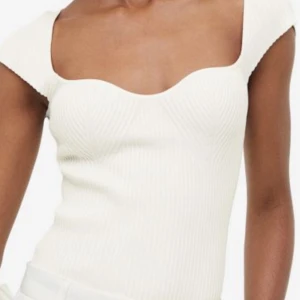 Söt topp  - Säljer min fina topp då jag knapp använder den🩶   I väldigt bra skick