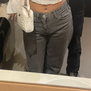 Gråa baggy jeans (straight leg)  - Det här är tyvärr dom ända bilderna jag har där byxorna sitter bra då de är för lösa på mig nu. Andvändt dessa endast två gånger. (De är lite mörkare i verkligheten än på bilden då de råkade vara för hög temperatur i tvättmaskinen)  Köpta för 599. 