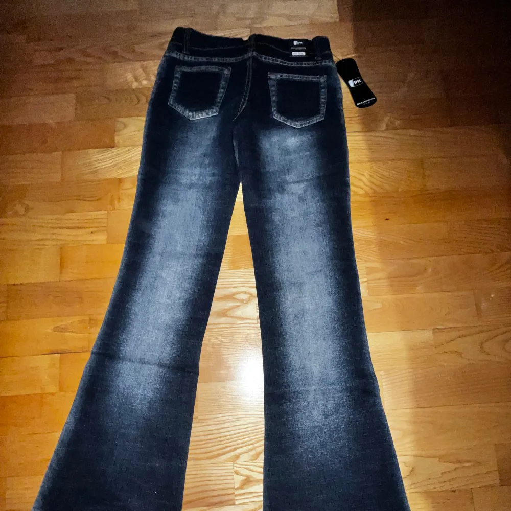 lågmidjade jeans, stretchigt material innervenslängd 80 cm, midjemått mätt tvärs över 37 cm skriv för mer detaljer !!. Jeans & Byxor.