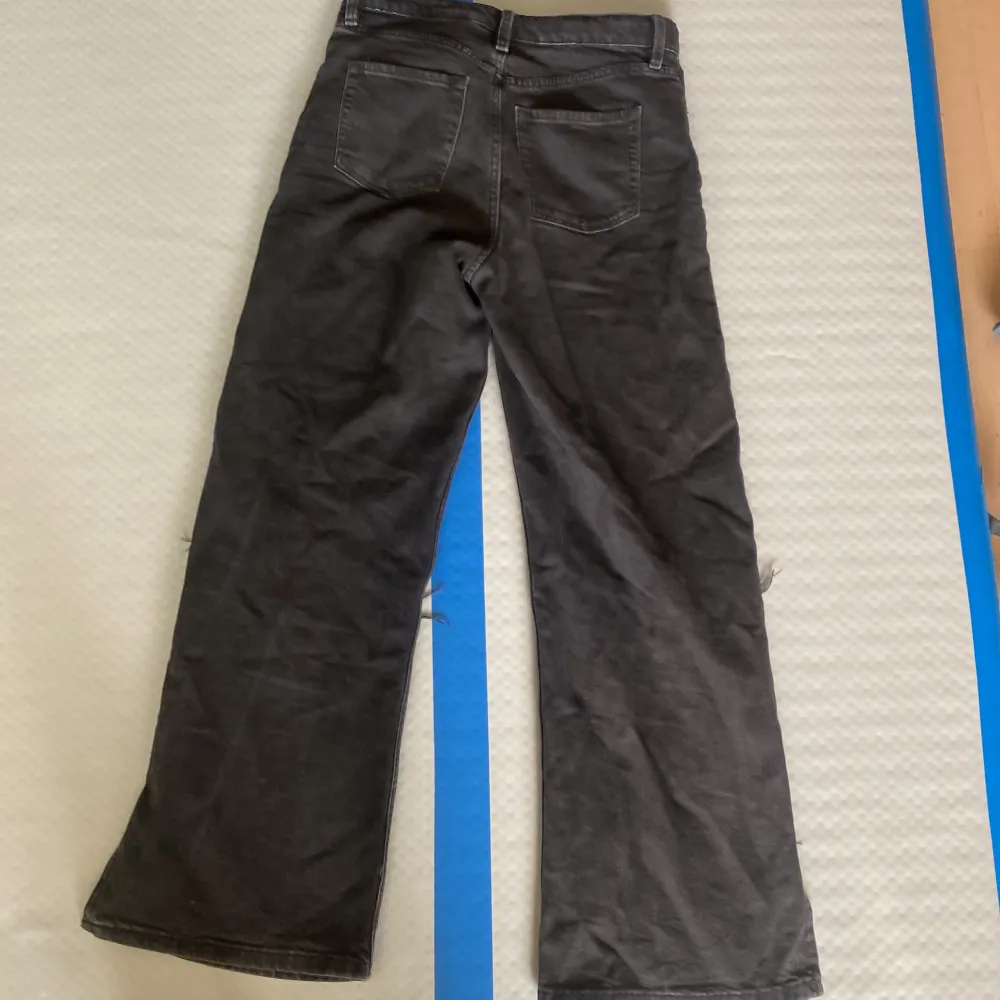 As snygga svarta jeans med hål på knäna från h&m i strl. 152 🫶🏻. Jeans & Byxor.