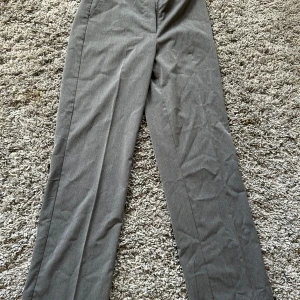 Kostymbyxor grå - Gråa kostymbyxor från BikBok Strl 38  Knappt använda Hämtas i Kungsbacka, kan skickas mot fraktkostnad