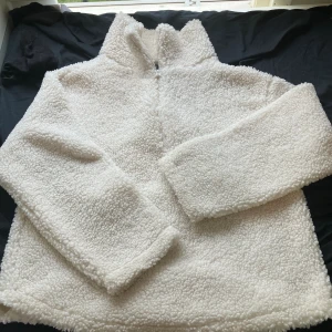 Tjock tröja - Älskar och är mycket användbart!✨ Kan sänka priserna vid snabb affär. Inga defekter:) Är 164cm lång och garderob-utrensar. Kontakta mig för fler bilder💕