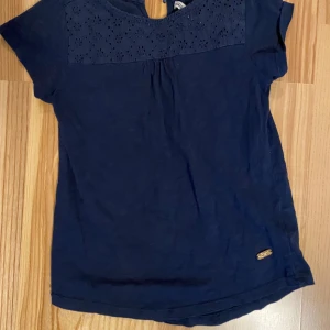 T-shirt strl 134/140 - Begagnat skick. Kolla gärna in mina andra annonser för samfrakt!