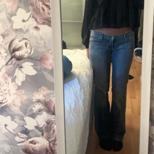 Lågmidjade jeans - Säljer dessa otroligt snygga lågmidjade jeansen som är köpta från Plick. Säljer då de blivit för stora på mig tyvärr. Hör av dig vid frågor❤️