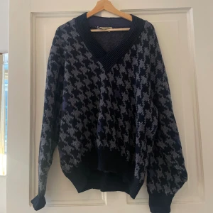 Stickad tröja - Stickad tröja i fint mönster. I gott skick.