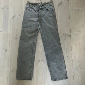 Low Waisted Straight Leg Jeans - These are light grey low waisted straight leg jeans from Gina Tricot. They are in a great condition!