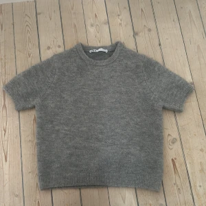 Zara grå kortärmad tröja - Fin zara tröja,bra sick har aldrig haft på mig den💞